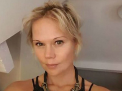 Сексом с сыном своей подруги занялась блондинка, выигравшая кулинарное шоу