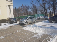 Ничего святого: площадь перед собором в Кишиневе превратили в суетливую парковку 