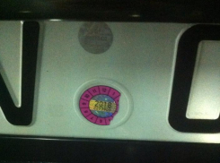 Нововведенные наклейки о техосмотре не выдерживают даже одной мойки автомобиля