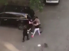 На Чеканах три девушки напали на мужчину