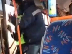 В Бельцах мужчина избил и вытолкал из троллейбуса женщину без маски