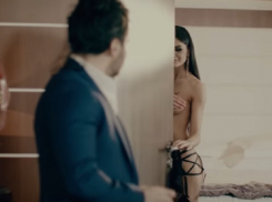 Мисс Молдова сняла бюстгальтер перед Пепе и соблазнила его