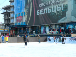 Массовая драка с участием карабинера, мужчин и женщин произошла у катка в Бельцах