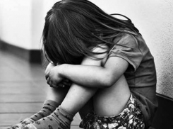 Изнасилованную в Каушанах в 2014 году двухлетнюю девочку вернули матери-алкоголичке