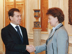 Зинаида Гречаный поздравила Дмитрия Медведева с переизбранием на пост председателя партии 