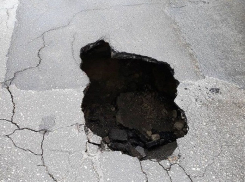 Провалившийся асфальт стал коварной ловушкой для водителей на улице Кишинева