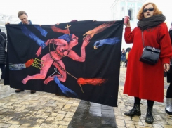 Яростные столкновения женщин произошли на марше феминисток в центре Киева