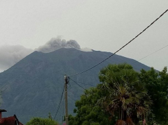 Извержение вулкана Агунг на Бали сняли на видео