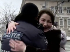 Массовые объятия с удивленными людьми устроили активисты на столичных улицах