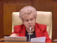 Регина Апостолова в парламенте Молдовы потребовала повышения пенсий до 5000 леев