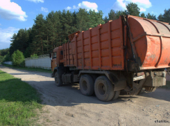 Жители сел, через которые проходит маршрут мусоровозов, стали задыхаться от зловония 