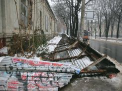 В Кишиневе под тяжестью снега обвалился забор, установленный вокруг одного из столичных музеев