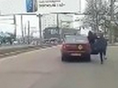 Опубликовано видео, как в движущееся по Кишиневу такси запрыгивали люди