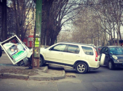 В Кишиневе водитель снес рекламное панно