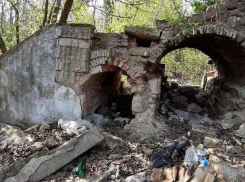 Снести легче чем отреставрировать - незавидная судьба остова исторического здания в Долине роз