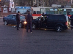 Этим утром в центре столицы два автомобиля столкнулись лоб в лоб 