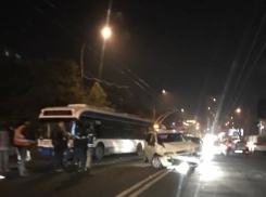 На Ботанике троллейбус столкнулся с легковушкой