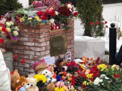 «Дикая боль»: граждане Молдовы принесли цветы и игрушки к зданию посольства России