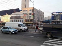 Утреннее ДТП в столице: микроавтобус влетел в Volkswagen 