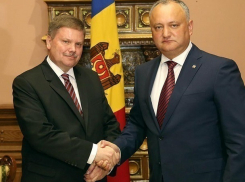 «Орденом почета» наградил Игорь Додон посла Венгрии в Молдове