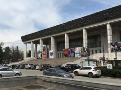 Жители Кишинева потребовали выгнать автохамов от Национального театра