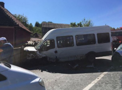 Жуткое столкновение микроавтобуса и легковушки со многими пострадавшими произошло в уезде Хунедоара 