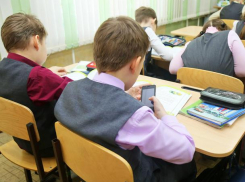 С 1 сентября в школах будет запрещено пользоваться мобильными телефонами во время занятий