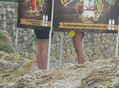 Обнажающую тайные прелести девушек пляжную раздевалку сфотографировали в Одессе