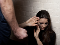 Ослепленный ревностью парень вознамерился вонзить нож в сердце любимой в Новоаненском районе