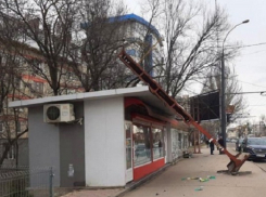 На Телецентре сильный ветер повалил рекламное панно прямо на остановку общественного транспорта
