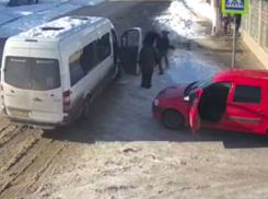 Драка водителя бельцкой маршрутки с возмущенным автомобилистом попала на видео