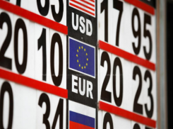 Мужчина вернул кассирше крупную сумму валюты, выданную ему по ошибке