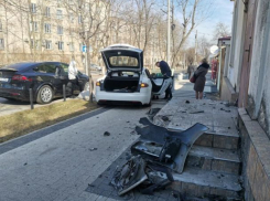 В Кишиневе разбита шикарная Tesla - автомобиль влетел в крыльцо здания прямо в центре столицы