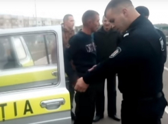 Драку пьяного тракториста с полицейскими в Чимишлии сняли на видео 