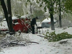 Фото дня: буран не заставил кишиневца отказаться от шашлыка
