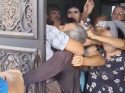 Религиозный скандал в Гринэуцах: шесть человек предстанут перед судом за нападение на священника