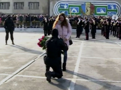 Карабинер в черной маске встал на колено и предложил любимой девушке стать его женой