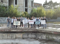 «Молодая гвардия» вместе с кишиневцами почистили фонтан на Ботанике