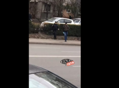 Штраф пешеходу - нарушитель вырывался из цепких рук полицейского