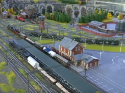 Живописную железную дорогу с 8 поездами построили умельцы в Кишиневе