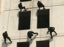 Захват забаррикадировавшегося «преступника» спецназом Fulger показали на видео 