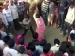 Муж зверски избил плетью уличенную в измене жену и позволил ее насиловать на глазах толпы 