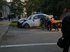 В Унгенах люди чудом избежали гибели после того, как невнимательный таксист спровоцировал ДТП