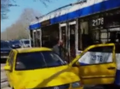 В Кишиневе троллейбус снес дверь машины 