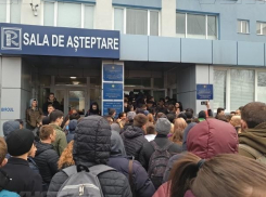 В жуткой давке у столичного МРЭО чиновники обвинили плохую погоду