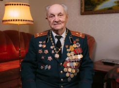 Ветерана Павла Гладкова поздравил со 100-летием Игорь Додон