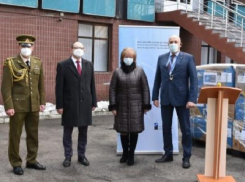 НАТО продолжает работать на имидж - больница имени Игнатенко получила 25 тыс. комбинезонов «от НАТО»