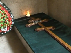 Озадачивший примара экстравагантный семейный склеп в молдавском селе сняли на видео