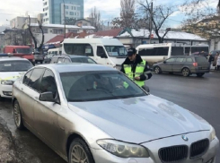 Автохам на BMW угрожал пистолетом водителю во время конфликта в пробке в центре Кишинева