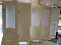 Безвыходную ситуацию для жительницы столицы создали двери из фирменного магазина